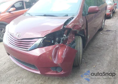 2015 Toyota Sienna Le 8 Passenger z USA, uszkodzony, nr VIN 5TDKK3DC5FS576035